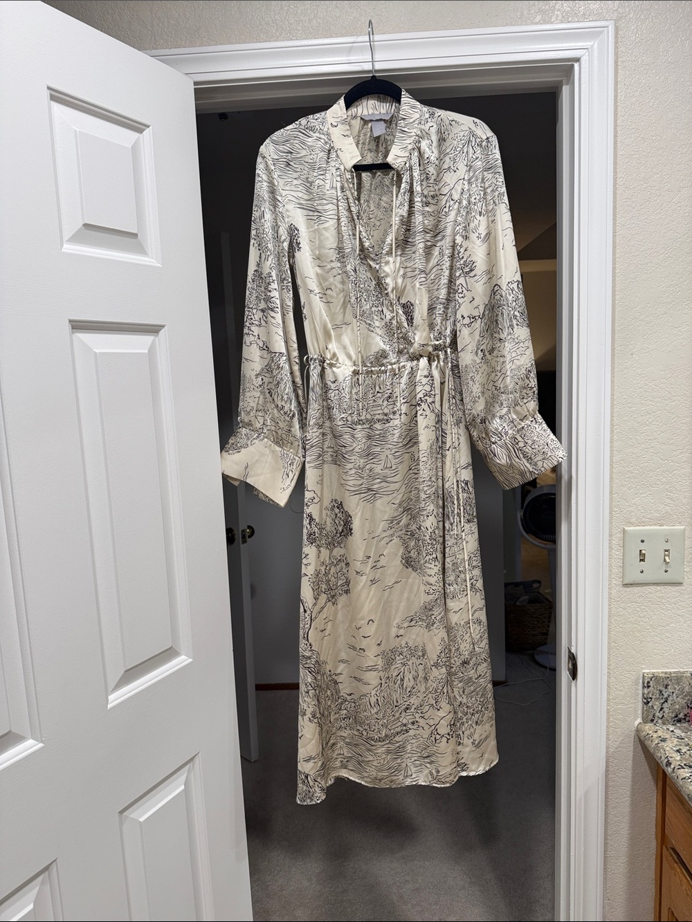 H&M Cream Scenic Print toile de jouy dress